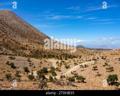 Route étroite serpente à travers le paysage de montagne karstique à Psiloritis, massif d'Ida, Crète, Grèce Banque D'Images