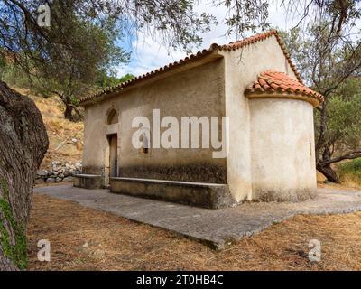 Chapelle d'Agios Ioannis parmi les oliviers, Rethimno, Crète, Grèce Banque D'Images