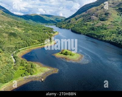 Vue aérienne de la partie orientale du loch d'eau douce Loch Leven avec une petite île, Lochaber, Highlands, Écosse, Grande-Bretagne Banque D'Images