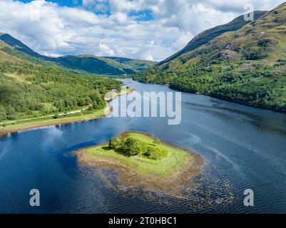 Vue aérienne de la partie orientale du loch d'eau douce Loch Leven avec une petite île, Lochaber, Highlands, Écosse, Grande-Bretagne Banque D'Images