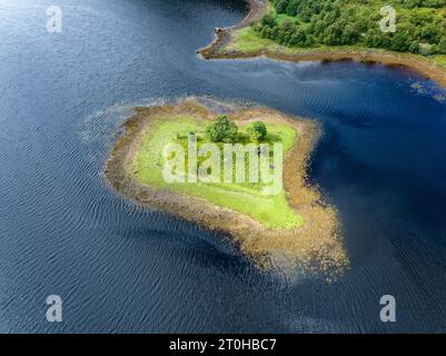 Vue aérienne de la partie orientale du loch d'eau douce Loch Leven, avec une petite île, Lochaber, Highlands, Écosse, Grande-Bretagne Banque D'Images