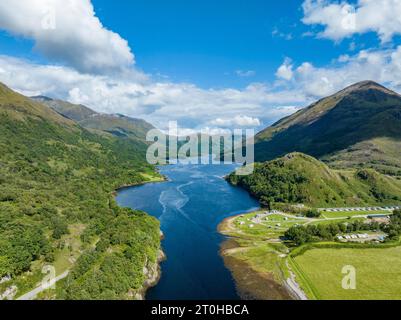 Vue aérienne de la partie est du loch d'eau douce Loch Leven, Caolasnacon Caravan & Camping Park sur la droite, Lochaber, Highlands, Écosse Banque D'Images