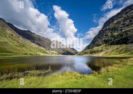 Vue sur le loch d'eau douce Loch Achtriochtan à Glen COE, Highlands, Écosse, Grande-Bretagne Banque D'Images