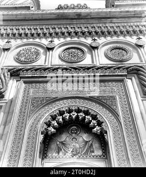 Comté de Argeș, Roumanie, env. 1977. Extérieur de la cathédrale Curtea de Argeș, monument historique du 16e siècle. Banque D'Images