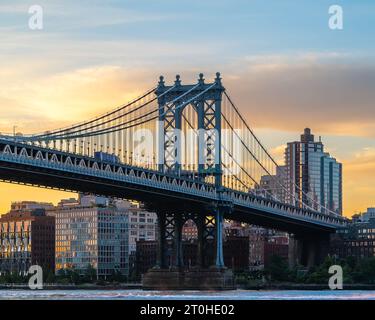 Le pont de Manhattan est un pont suspendu géant. Les transports en commun et les véhicules roulent sur deux niveaux. Reliant Brooklyn à Manhattan. Manhattan b Banque D'Images