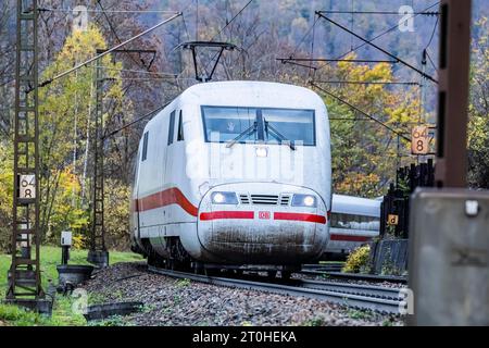 GLACE DE la Deutsche Bahn sur le chemin sur le Geislinger Steige, automne sur l'Alb souabe, Amtstetten, Baden-Wuerttemberg, Allemagne Banque D'Images