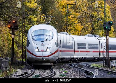 GLACE DE la Deutsche Bahn sur le chemin sur le Geislinger Steige, automne sur l'Alb souabe, Amtstetten, Baden-Wuerttemberg, Allemagne Banque D'Images