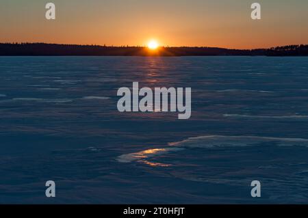 Coucher du soleil sur le lac glacé Päijänne en hiver en Finlande Banque D'Images