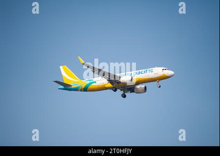 26.07.2023, Singapour, République de Singapour, Asie - Airbus A320-200 de la compagnie aérienne philippine Cebu Pacific Air en vol. Banque D'Images