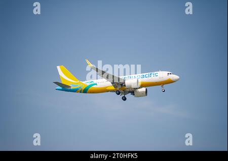 30.07.2023, Singapour, République de Singapour, Asie - Airbus A320-200 l'avion de passagers Neo de la compagnie aérienne philippine Cebu Pacific Air atterrit à Changi. Banque D'Images