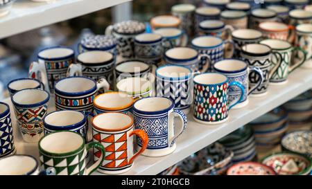 Tasses marocaines avec céramiques et poteries colorées exposées à l'extérieur des magasins dans les souks, ou des marchés traditionnels. Banque D'Images