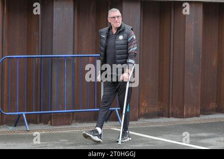 Leeds, Royaume-Uni. 07 octobre 2023. Nigel Pearson Manager de Bristol City arrive à Elland Road Stadium sur béquilles avant le Sky Bet Championship Match Leeds United vs Bristol City à Elland Road, Leeds, Royaume-Uni, le 7 octobre 2023 (photo de James Heaton/News Images) à Leeds, Royaume-Uni le 10/7/2023. (Photo de James Heaton/News Images/Sipa USA) crédit : SIPA USA/Alamy Live News Banque D'Images