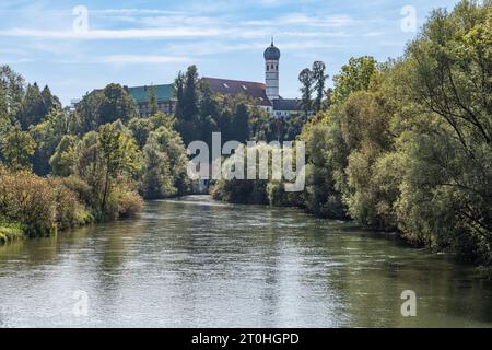 26.09.2023 / Beuerberg, Eurasburg, oberbayerischer Landkreis Bad Tölz-Wolfratshausen, Bayern, Deutschland / Bild : Blick vom Fluss Loisach zum Kloster Beuerberg und der Pfarrkirche St. Peter und Paul, Stiftskirche, Kirche, Loisachtal *** 26 09 2023 Beuerberg, Eurasburg, haute Bavière Comté Bad Tölz Wolfratshausen, Bavière, Allemagne image vue de la rivière Loisach au monastère Beuerberg et l'église paroissiale St Pierre et Paul, collégiale, église, vallée de Loisach Banque D'Images