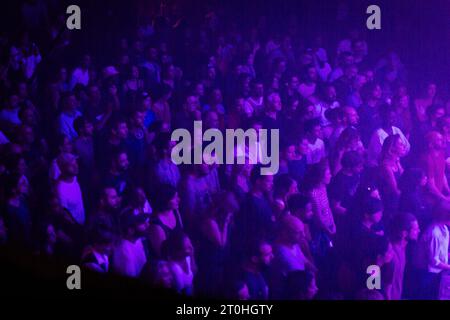 Paris, France. 06 octobre 2023. Les gens assistent au concert Mammal Hands à Paris. Le groupe de jazz britannique de Norwich Mammal Hands s'est produit au café de la danse à Paris, en France. (Photo Telmo Pinto/SOPA Images/Sipa USA) crédit : SIPA USA/Alamy Live News Banque D'Images