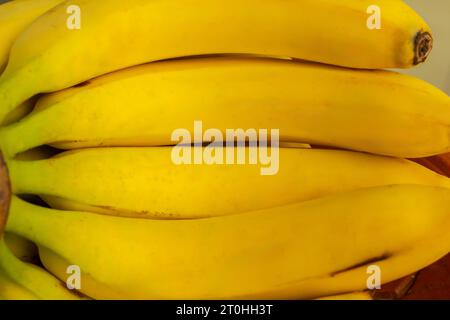 Goiânia, Goias, Brésil – 06 octobre 2023 : détail de quelques bananes dans le bol à fruits. Banque D'Images