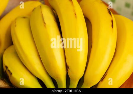 Goiânia, Goias, Brésil – 06 octobre 2023 : détail de quelques bananes dans le bol à fruits. Banque D'Images