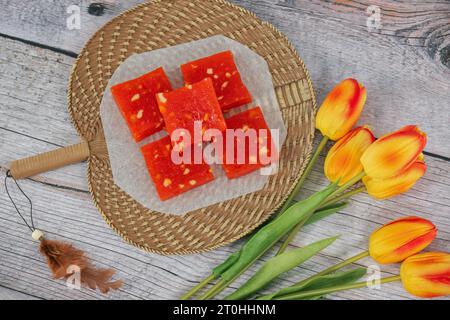 Bombay Halwa est un dessert indien populaire servi dans une assiette et décoré. Bombay halwa désert dans un fond isolé. Plat sucré du festival indien. Banque D'Images