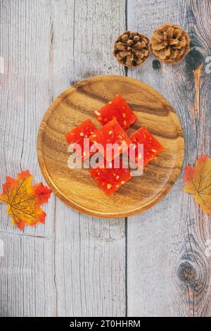 Bombay Halwa est un dessert indien populaire servi dans une assiette et décoré. Bombay halwa désert dans un fond isolé. Plat sucré du festival indien. Banque D'Images