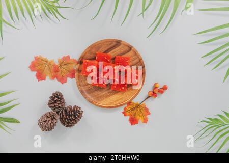 Bombay Halwa est un dessert indien populaire servi dans une assiette et décoré. Bombay halwa désert dans un fond isolé. Plat sucré du festival indien. Banque D'Images