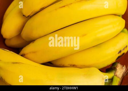 Goiânia, Goias, Brésil – 06 octobre 2023 : détail de quelques bananes dans le bol à fruits. Banque D'Images