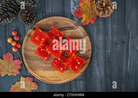 Bombay Halwa est un dessert indien populaire servi dans une assiette et décoré. Bombay halwa désert dans un fond isolé. Plat sucré du festival indien. Banque D'Images