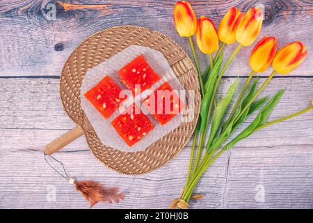 Bombay Halwa est un dessert indien populaire servi dans une assiette et décoré. Bombay halwa désert dans un fond isolé. Plat sucré du festival indien. Banque D'Images
