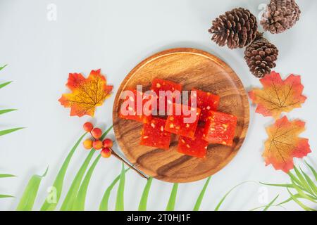 Bombay Halwa est un dessert indien populaire servi dans une assiette et décoré. Bombay halwa désert dans un fond isolé. Plat sucré du festival indien. Banque D'Images
