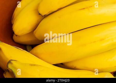 Goiânia, Goias, Brésil – 06 octobre 2023 : détail de quelques bananes dans le bol à fruits. Banque D'Images