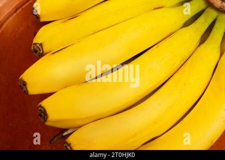 Goiânia, Goias, Brésil – 06 octobre 2023 : détail de quelques bananes dans le bol à fruits. Banque D'Images