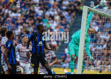 Milan, Italie. 07 octobre 2023. Marcus Thuram du FC Internazionale vu en action avec Lukasz Skorupski du Bologna FC lors du match de football Serie A 2023/24 entre le FC Internazionale et le Bologna FC au stade Giuseppe Meazza, Milan, Italie, le 07 octobre 2023 crédit : Independent photo Agency/Alamy Live News Banque D'Images
