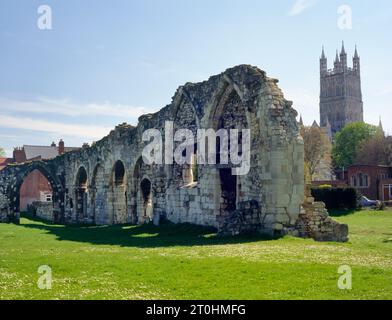 Le mur nord survivant de la nef de l'église du prieuré augustinien de St Oswald regarde au sud-est de la tour de la cathédrale de Gloucester, Angleterre, Royaume-Uni. Banque D'Images