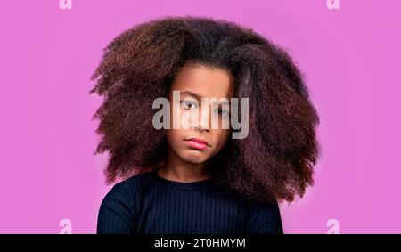 Triste offensée fille américaine pleure. Petite fille afro malheureuse. Seuls et effrayés, tristes enfants déprimés pleurant. Portrait bouleversé petit afro-américain Banque D'Images