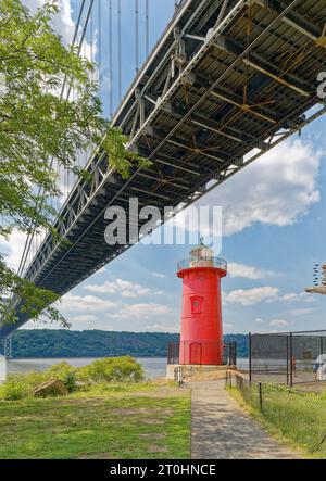 Jeffrey’s Hook Lighthouse, alias Little Red Lighthouse, construit en 1880 à Sandy Hook, dans le New Jersey, et transféré à fort Washington Park en 1921. Banque D'Images