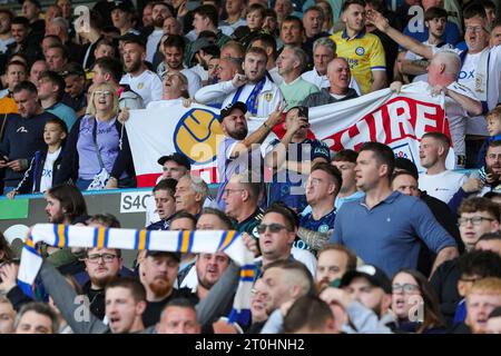 Leeds, Royaume-Uni. 07 octobre 2023. Les supporters de Leeds United encouragent leur équipe lors du Sky Bet Championship Match Leeds United vs Bristol City à Elland Road, Leeds, Royaume-Uni, le 7 octobre 2023 (photo James Heaton/News Images) à Leeds, Royaume-Uni le 10/7/2023. (Photo de James Heaton/News Images/Sipa USA) crédit : SIPA USA/Alamy Live News Banque D'Images