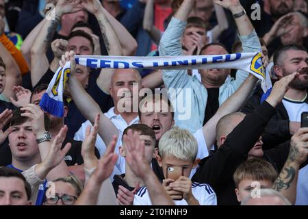 Leeds, Royaume-Uni. 07 octobre 2023. Les supporters de Leeds United encouragent leur équipe lors du Sky Bet Championship Match Leeds United vs Bristol City à Elland Road, Leeds, Royaume-Uni, le 7 octobre 2023 (photo James Heaton/News Images) à Leeds, Royaume-Uni le 10/7/2023. (Photo de James Heaton/News Images/Sipa USA) crédit : SIPA USA/Alamy Live News Banque D'Images