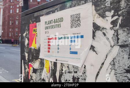 Londres, Royaume-Uni. 7 octobre 2023. Un graphique affiché à l'extérieur de l'University College London (UCL) montre les émissions de carbone et l'utilisation des terres et de l'eau du lait laitier et de diverses alternatives au lait. L'affiche fait partie d'une campagne appelant les établissements de restauration et d'alimentation des universités britanniques à devenir 100% végétaux. Crédit : Vuk Valcic/Alamy Live News Banque D'Images