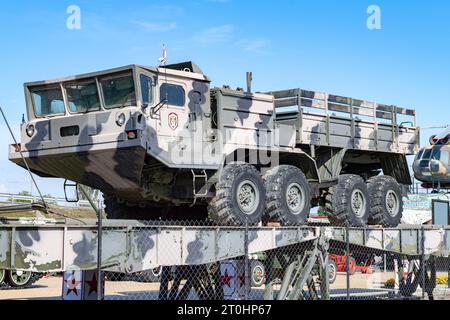 KAMENSK-SHAKHTINSKY, RUSSIE - 04 OCTOBRE 2021 : le tracteur d'artillerie militaire BAZ-6953 à l'exposition Patriot Park un jour ensoleillé Banque D'Images