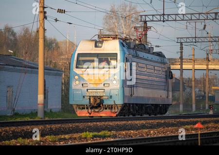 SHARYA, RUSSIE - 02 MAI 2023 : locomotive électrique russe de passagers EP1M par une soirée ensoleillée de mai. Gare de Sharya du Northern Railway Banque D'Images