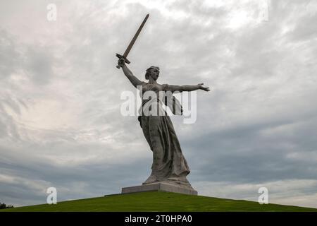 VOLGOGRAD, RUSSIE - 04 JUIN 2023 : le monument 'la mère patrie appelle!' Sur Mamayev Kurgan par un matin nuageux tôt de juin Banque D'Images