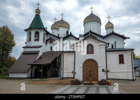 VELIKY NOVGOROD, RUSSIE - 30 SEPTEMBRE 2023 : Double église de Saint-Sylvestre Nicholas le Wonderworker et Philippe l'Apôtre par une journée nuageuse de septembre Banque D'Images