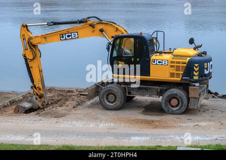 VELIKY NOVGOROD, RUSSIE - 30 SEPTEMBRE 2023 : gros plan de la pelle sur roues JCB JS200w sur la rive de la rivière Banque D'Images