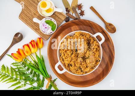 Hicken Biryani fait avec du riz basmati et des épices servi dans un pot de boue combiné avec du poulet tandoori. Farine de riz asiatique biryani indienne. Poulet Dum Biryan Banque D'Images