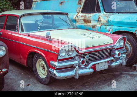 Bangkok, Thaïlande - 6 août 2023 : 1958 Dodge Coronet au marché nocturne de Srinakarin train. Banque D'Images