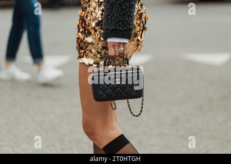 Détails de la mode à l'extérieur du salon PRADA pendant la Fashion week de Milan vêtements pour femmes Printemps/été 2024. Banque D'Images