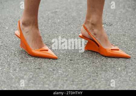 Détails de la mode à l'extérieur du salon PRADA pendant la Fashion week de Milan vêtements pour femmes Printemps/été 2024. Banque D'Images