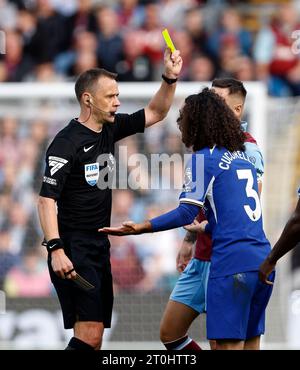 L'arbitre Stuart Attwell montre un carton jaune à Marc Cucurella de Chelsea lors du match de Premier League à Turf Moor, Burnley. Date de la photo : Samedi 7 octobre 2023. Banque D'Images