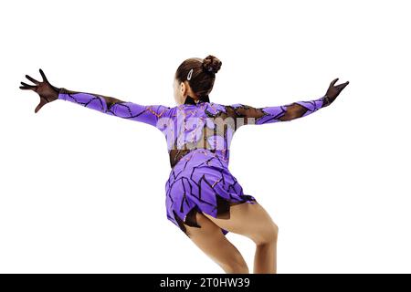 gros plan fille patineuse artistique en robe violette, patinage artistique unique isolé sur fond blanc Banque D'Images