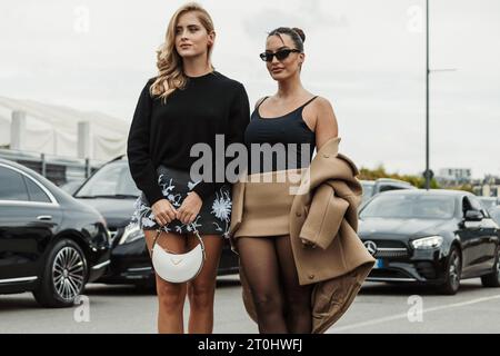 Valentina Ferragni (G) porte tout Prada ; Karen Wazen (D) porte tout Prada, vu en dehors du salon PRADA pendant la Fashion week de Milan vêtements pour femmes Printemps/été 20 Banque D'Images