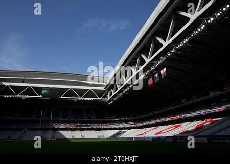 Lille, France. 7 octobre 2023. Les drapeaux des deux équipes qui jouent pendent du toit avant le match de la coupe du monde de rugby 2023 au Stade Pierre Mauroy, Lille. Le crédit photo devrait être : Paul Thomas/Sportimage crédit : Sportimage Ltd/Alamy Live News Banque D'Images