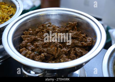 Rôti de curry à la viande sri lankan et sain, servi dans un pot d'argile. Banque D'Images